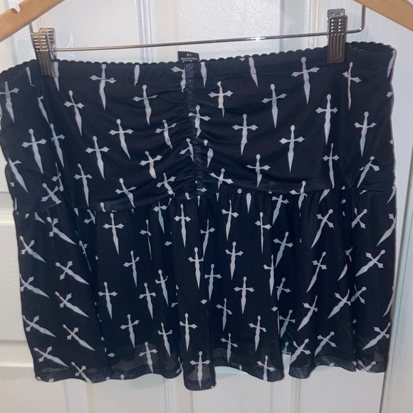 Chic Black and White Cross Pattern Mini Skirt - Picture 3 of 3